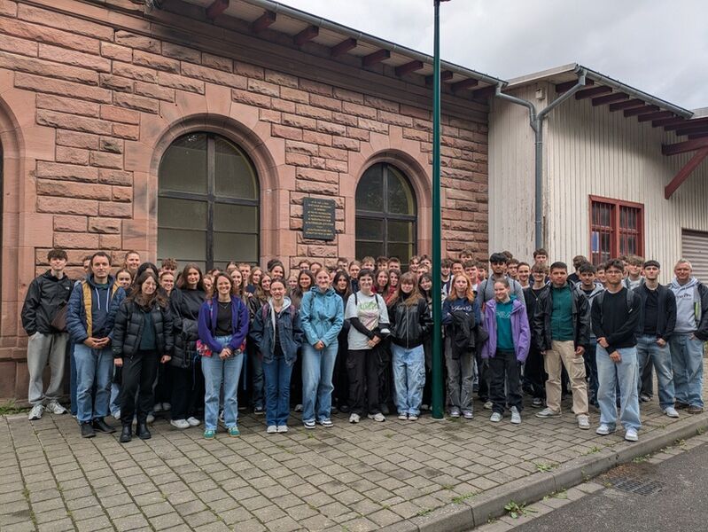 Gruppenfoto der Schüler und Schülerinnen J1 vor dem Konzentrationslager Natzweiler-Struthof